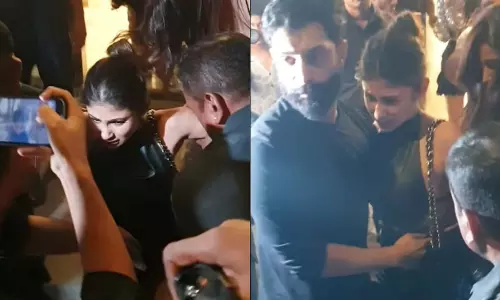 न्यू ईयर पार्टी के बाद रेस्टोरेंट के बाहर गिरी मौनी रॉय, VIDEO... न्यू ईयर पार्टी के बाद रेस्टोरेंट के बाहर गिरी मौनी रॉय, VIDEO...