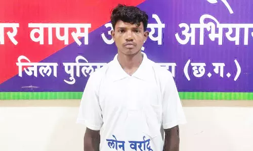 दंतेवाड़ा एसपी के समक्ष इनामी नक्सली ने किया सरेंडर