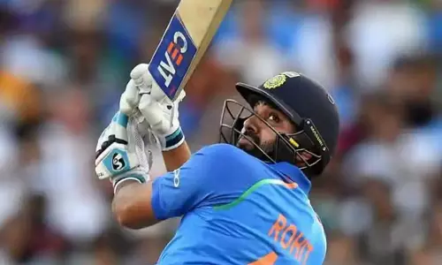 Rohit भारत में इतिहास रचने से सिर्फ चार कदम दूर Rohit भारत में इतिहास रचने से सिर्फ चार कदम दूर