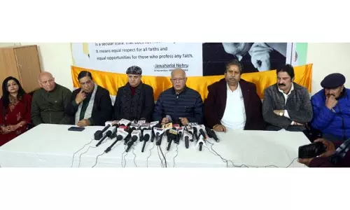 Karra ने हिरासत में लिए गए नेताओं की रिहाई और अनुकूल माहौल की मांग की