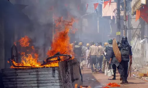 Maharashtra: जलगांव में मंत्री की कार से जुड़ी घटना को लेकर झड़प के बाद कर्फ्यू Maharashtra: जलगांव में मंत्री की कार से जुड़ी घटना को लेकर झड़प के बाद कर्फ्यू