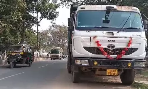 Cuttack में 6 साल की बच्ची को हाइवा ट्रक ने कुचला, उसके चाचा की हालत गंभीर Cuttack में 6 साल की बच्ची को हाइवा ट्रक ने कुचला, उसके चाचा की हालत गंभीर