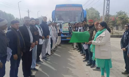 Madhupur: जिला कलेक्टर ने अन्तरा-राज्यीय कृषक भ्रमण दल को दिखाई हरी झण्ड़ी