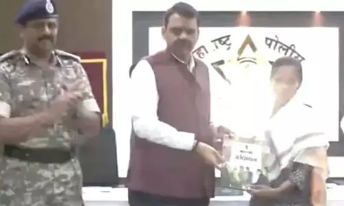 11 माओवादियों ने मुंबई में महाराष्ट्र के मुख्यमंत्री फड़णवीस के सामने आत्मसमर्पण किया 11 माओवादियों ने मुंबई में महाराष्ट्र के मुख्यमंत्री फड़णवीस के सामने आत्मसमर्पण किया