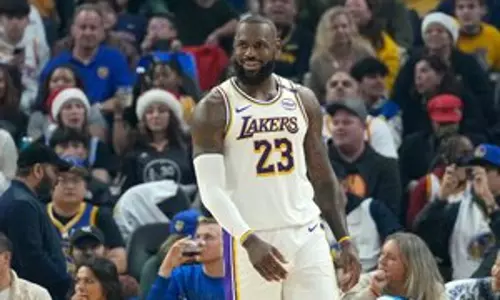 लेब्रोन किशोर और 40 से अधिक उम्र में प्रतिस्पर्धा करने वाले पहले NBA खिलाड़ी बन गए