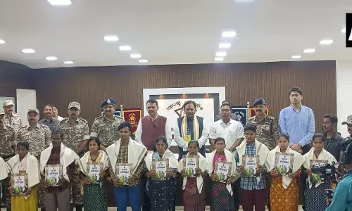 11 नक्सलियों ने गढ़चिरौली में CM के सामने आत्मसमर्पण किया