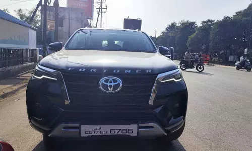 अरबी में लिखे नंबर प्लेट कार को रायपुर पुलिस ने किया जब्त, जनता से रिश्ता की खबर का हुआ असर अरबी में लिखे नंबर प्लेट कार को रायपुर पुलिस ने किया जब्त, जनता से रिश्ता की खबर का हुआ असर