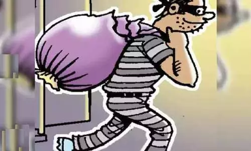 Chandigarh: सेक्टर 32 में 2 दुकानों में चोरी की सूचना मिली Chandigarh: सेक्टर 32 में 2 दुकानों में चोरी की सूचना मिली