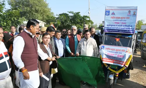 Jhunjhunu: जिला कलेक्टर रामावतार मीणा व झुंझुनूं विधायक राजेन्द्र भांबू ने दिखाई हरी झंडी
