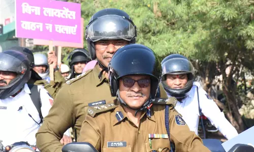 एसएसपी डॉ. लाल उमेंद सिंह स्वयं बाईक चलाकर हेलमेट पहनकर कर वाहन चलाने दिया संदेश
