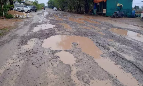 Fatehgarh: सड़क की मरम्मत का काम पूरा होने के कुछ सप्ताह बाद ही बारिश ने बहा दिया