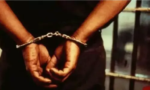 Maharashtra: इलाज के नाम पर महिला से दुष्कर्म, फर्जी तांत्रिक गिरफ्तार Maharashtra: इलाज के नाम पर महिला से दुष्कर्म, फर्जी तांत्रिक गिरफ्तार