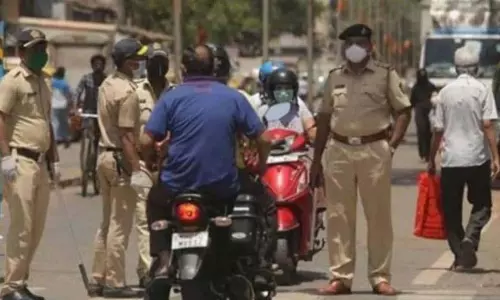 Mumbai: नए साल की पूर्व संध्या पर ट्रैफिक पुलिस ने 17,800 लोगों पर लगाया जुर्माना Mumbai: नए साल की पूर्व संध्या पर ट्रैफिक पुलिस ने 17,800 लोगों पर लगाया जुर्माना