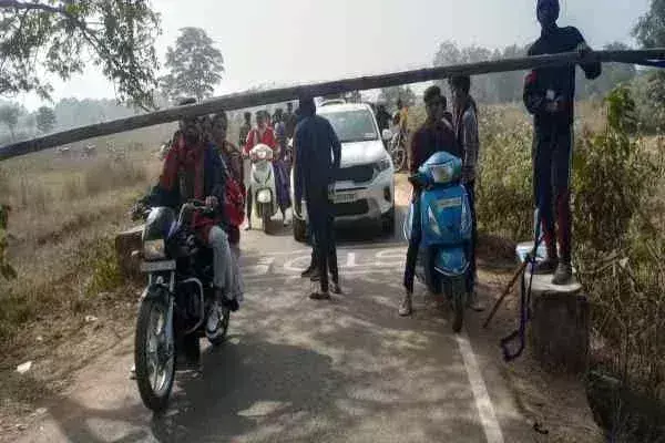 Jadugora: पहाड़भागा में बैरियर लगाकर ग्रामीणों ने की वसूली, सैलानियों में नाराजगी