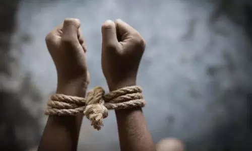 UP : जबरन मोटरसाइकिल पर बिठाकर छात्रा का अपहरण, आरोपी की तलाश जारी