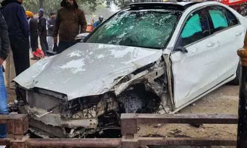 तेज रफ्तार कार के बर्म से टकराने और Phase-3B2 पार्किंग में घुसने से दो लोग घायल