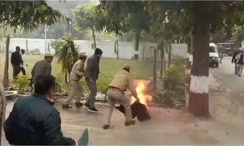 SSP ऑफिस के सामने शख्स ने खुद को लगाई आग, देखें लाइव VIDEO... SSP ऑफिस के सामने शख्स ने खुद को लगाई आग, देखें लाइव VIDEO...