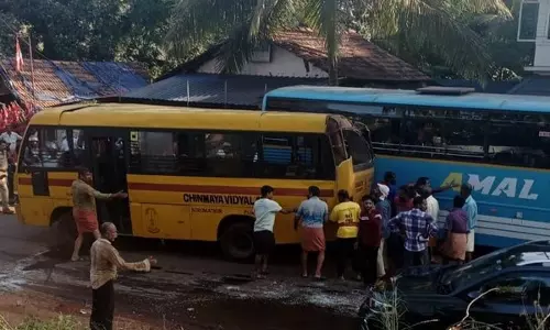 Kannur जिले के वलक्कई इलाके में बस पलटने से 1 की मौत, 15 अन्य छात्र घायल