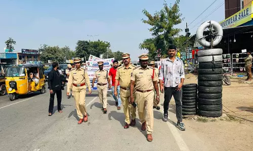 RTO कर्मचारियों ने नागोले में पदयात्रा की, वाहन चालकों से नियम का पालन करने का आग्रह किया RTO कर्मचारियों ने नागोले में पदयात्रा की, वाहन चालकों से नियम का पालन करने का आग्रह किया