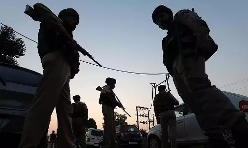 Jammu and Kashmir : पुलवामा में आतंकवादी संगठन के चार सहयोगी गिरफ्तार