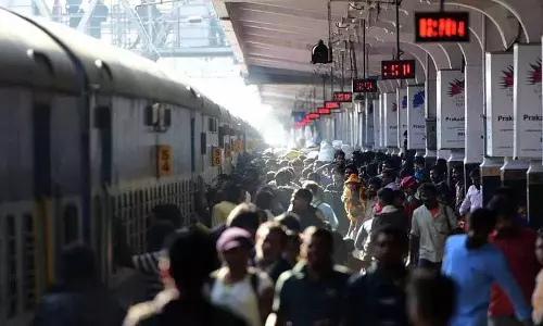 Hyderabad: संक्रांति उत्सव के लिए पर्याप्त ट्रेनें न होने से यात्रियों में अनिश्चितता Hyderabad: संक्रांति उत्सव के लिए पर्याप्त ट्रेनें न होने से यात्रियों में अनिश्चितता