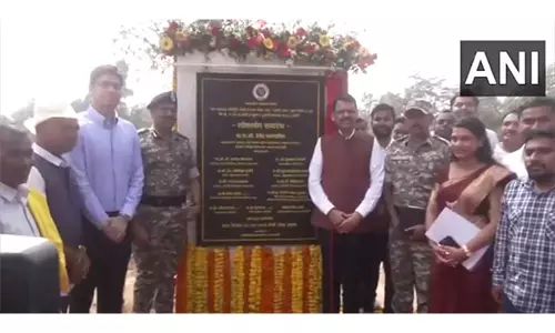 CM फडणवीस ने ताड़गुड़ा में पुल का उद्घाटन किया, गट्टा से वांगेतुरी तक बस सेवा शुरू की