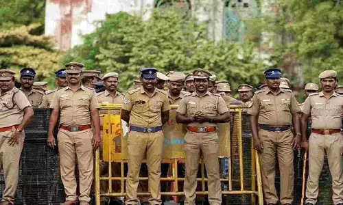 Chennai पुलिस ने 2024 के आखिरी दिन 13 पुलिस कर्मियों को विदाई दी Chennai पुलिस ने 2024 के आखिरी दिन 13 पुलिस कर्मियों को विदाई दी