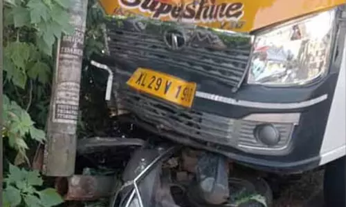 Kerala: वैन ने बाइक को टक्कर मार दी, व्यक्ति की मौत, पत्नी गंभीर Kerala: वैन ने बाइक को टक्कर मार दी, व्यक्ति की मौत, पत्नी गंभीर