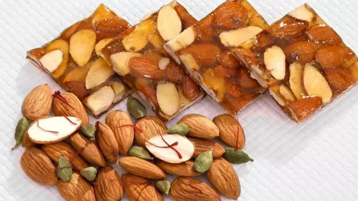 Badam Chikki Recipe: सर्दियों में स्वाद और सेहत का बेहतरीन कॉम्बिनेशन है बादाम चिक्की रेसिपी