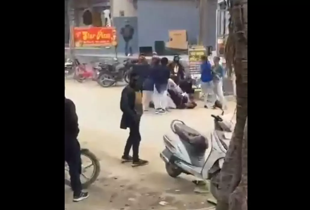 बॉयफ्रेंड के लिए जंग? लड़कियां व्यस्त रोड के बीच में झगड़ रही, Video देख सब हैरान