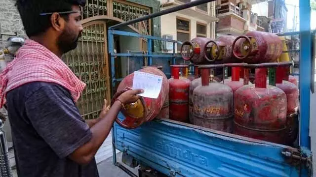 तेल विपणन कंपनियों ने ATF और वाणिज्यिक LPG सिलेंडर की कीमत घटाई