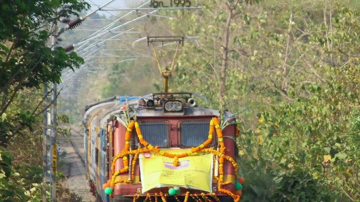 Kerala की नीलांबुर-शोरानूर रेलवे लाइन पर पहली इलेक्ट्रिक ट्रेन चली