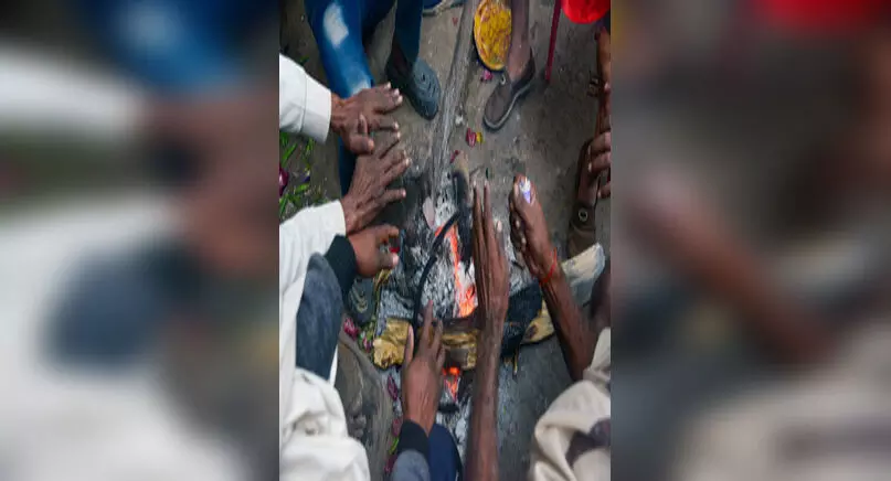 Bihar: बिहार में तेज पछुआ हवा ने लोगों को ठंड से ठिठुराया, स्कूलों के भी समय बदले