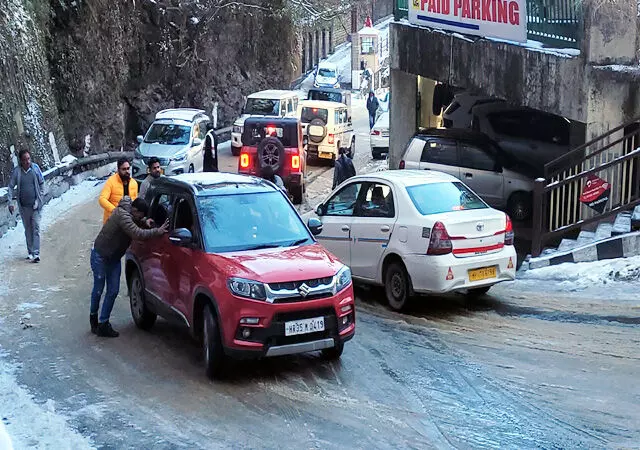 Himachal : छराबड़ा-फागू मार्ग पर हजारों वाहन जाम में फंसे