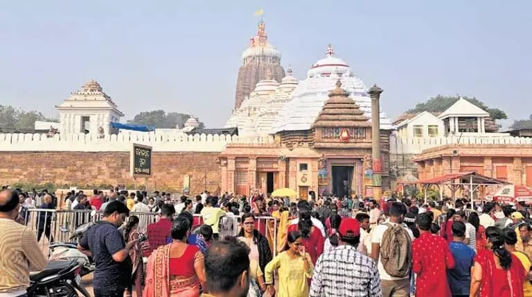 भगवान Jagannath के दर्शन के लिए पुरी पहुंचे पांच लाख लोग, अव्यवस्था का माहौल