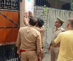 Meerut: पुलिस ने स्टांप घोटाले के आरोपी के घर पर चस्पा किया कुर्की का नोटिस