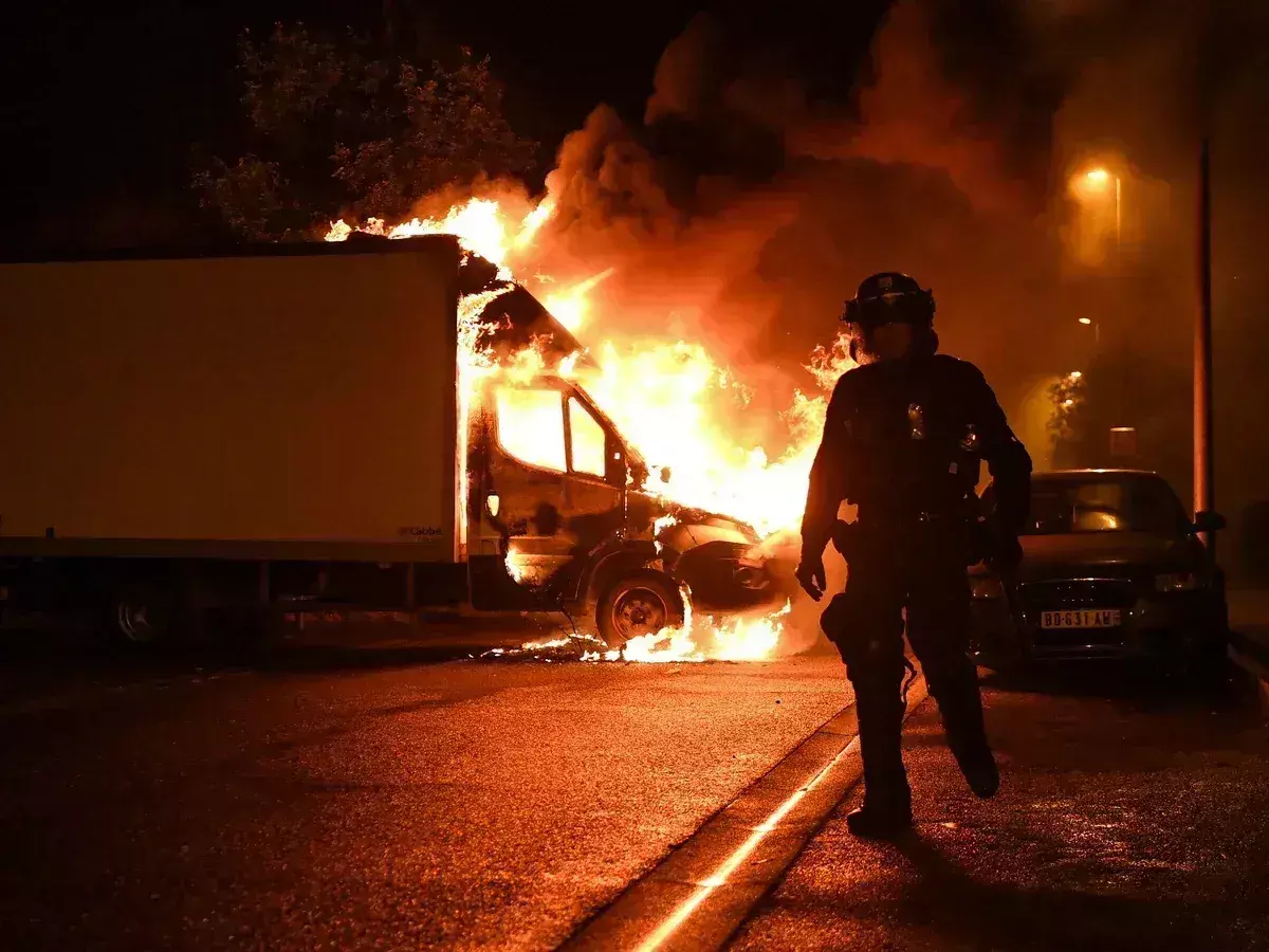 France:  प्रदर्शनकारियों ने एक हजार कारों को जलाया ,400 लोग हिरासत में