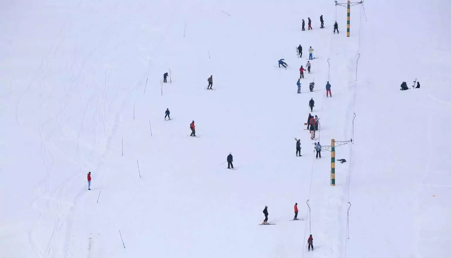 पर्यटन अधिकारियों ने दुर्घटनाओं को रोकने के लिए Gulmarg स्की ढलानों पर स्लेजिंग पर प्रतिबंध लगाया