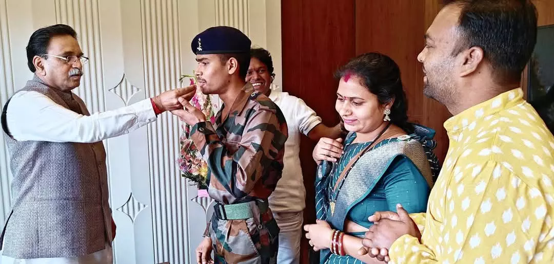 अग्निवीर बना रायपुर का हितेश साहू, विधायक राजेश मूणत ने दी बधाई अग्निवीर बना रायपुर का हितेश साहू, विधायक राजेश मूणत ने दी बधाई