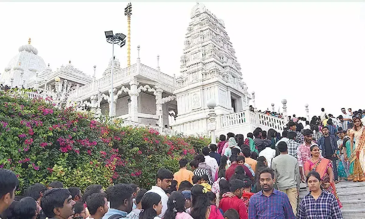 Telangana: न्यूयॉर्क के पहले दिन मंदिरों में उमड़ी श्रद्धालुओं की भीड़