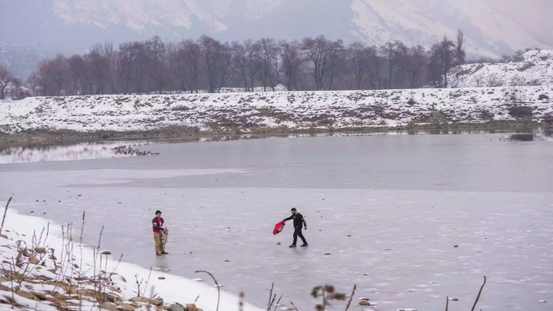 Kashmir में ताजा बर्फबारी से ठंड से राहत मिली