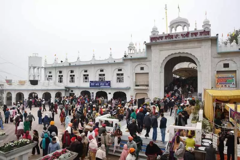 Gurudwara में उमड़ी लोगों की भीड़, सड़क किनारे लिया लंगर