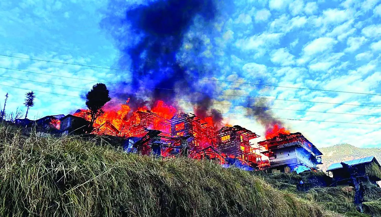 तांदी में तबाही की आग, घर-गोशालाएं सब राख