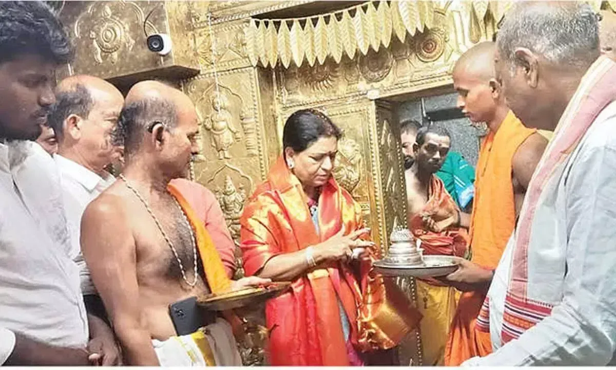 Telangana: अरुणा ने मालदाकल मंदिर में पूजा-अर्चना की