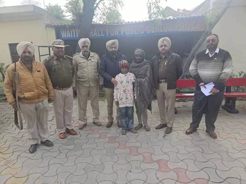 Dehlon Police ने पांच सप्ताह बाद नाबालिग बच्चे को उसके माता-पिता से मिलवाया