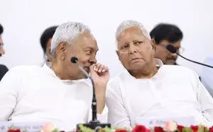 Nitish Kumar ने महागठबंधन में शामिल होने के लालू के आमंत्रण का हाथ जोड़कर जवाब दिया