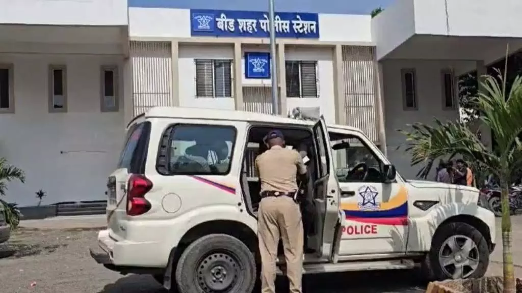 Beed Police: स्टेशन में बिस्तर किसके लिए हैं? अपर पुलिस अधीक्षक ने दिया उत्तर