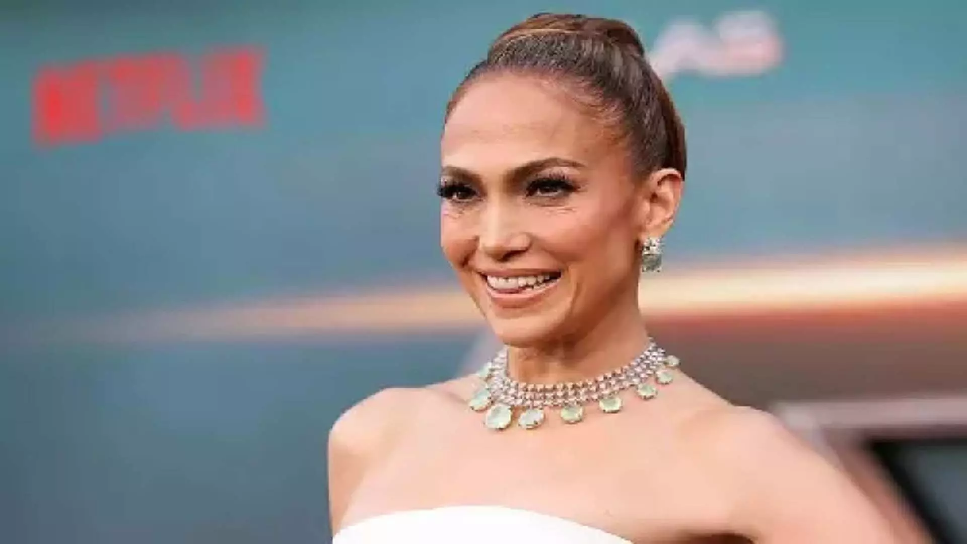 JLo को लगता है कि उनकी नई फिल्म का विषय सभी का ध्यान आकर्षित करने की हकदार