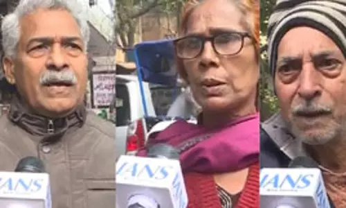 रास्तों पर फैले कूड़े और गंदे पानी से परेशान करोल बाग के निवासी, आप पर लगाया वादाखिलाफी का आरोप