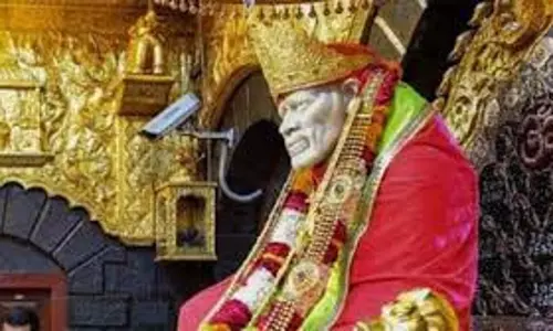 Shirdi:  नए साल के मौके पर एक भक्त ने साईं बाबा के चरणों में 203 ग्राम वजन का चढ़ाया सोने का हार
